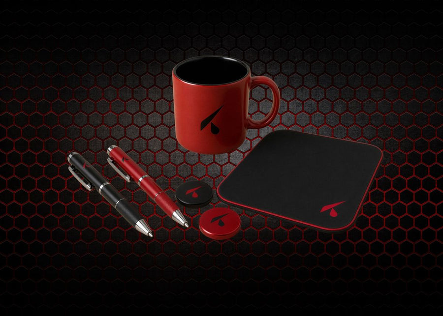 Tazza rossa, penne e tappetino con logo: idea regalo