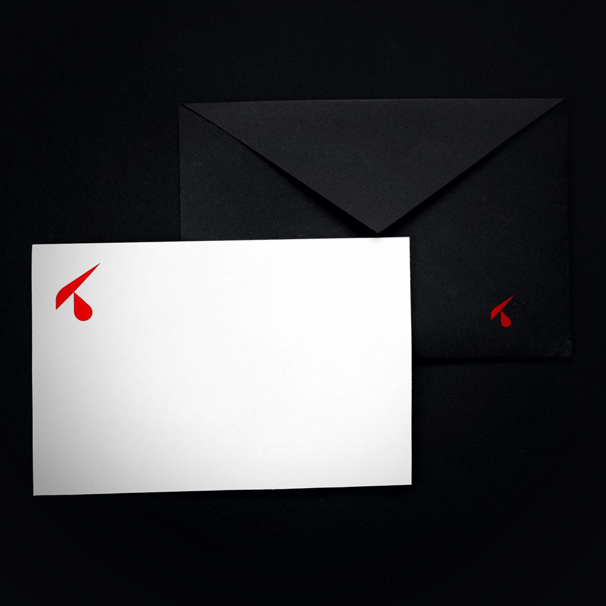 Carta intestata e busta nera con il logo rosso stampato