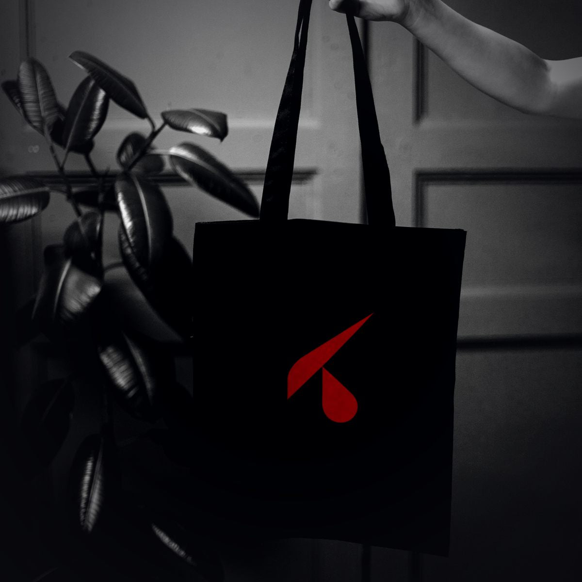 Shopper in tela nera tenuta per i manici con il logo K rosso serigrafato