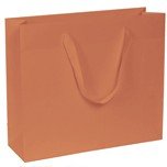 carta kraft bianco stampa corallo scuro con listelli di rinforzo nel risvolto e sul fondo, manici in fettuccia corallo scuro a trama quadra