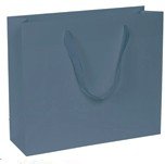 carta kraft bianco stampa avio con listelli di rinforzo nel risvolto e sul fondo, manici in fettuccia avio a trama quadra