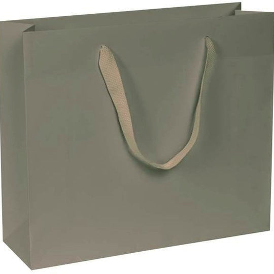 carta kraft bianco stampa beige con listelli di rinforzo nel risvolto e sul fondo, manici in fettuccia beige a trama quadra