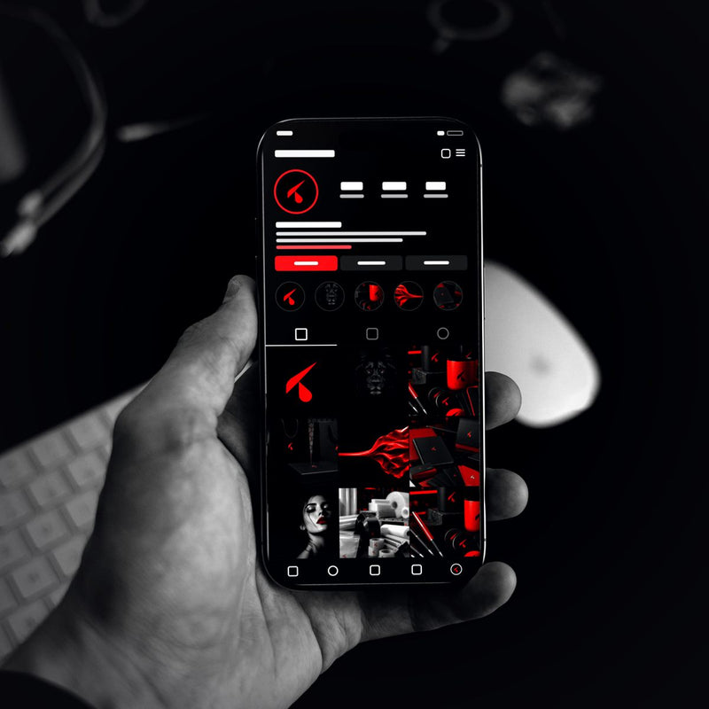 Telefono con il profilo Instagram di un'attività