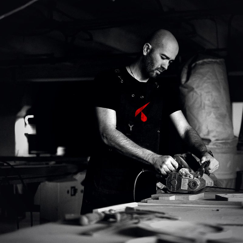 Artigiano al lavoro con maglia personalizzata