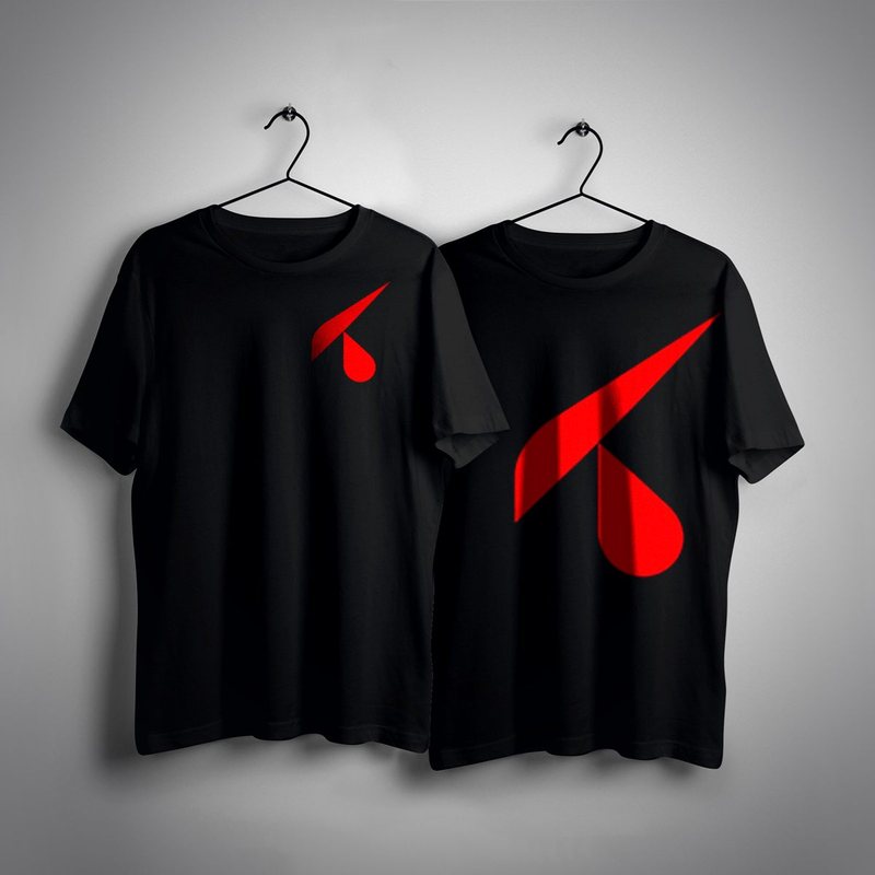 Due t-shirt nere con logo rosso stampato