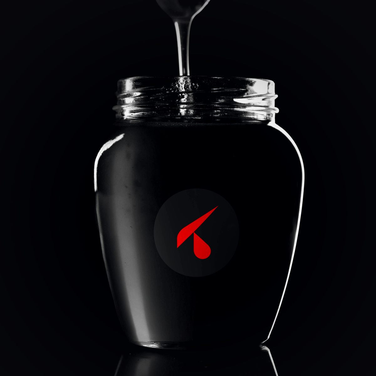 Vasetto di miele con etichetta adesiva personalizzata con il logo K