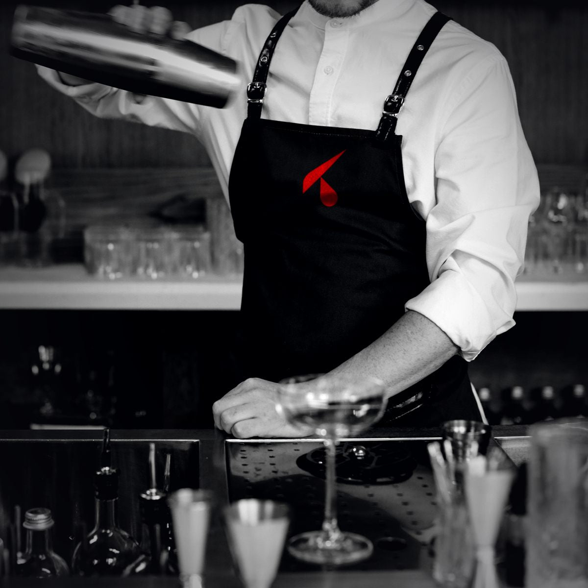 Grembiule nero da bar personalizzato con il logo sul petto