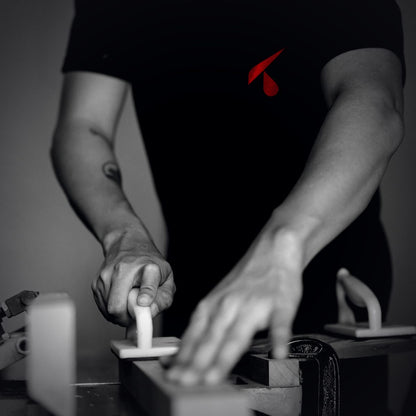 Artigiano al banco con t-shirt da lavoro personalizzata con il logo sul petto