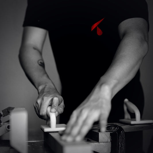 Artigiano al banco con t-shirt da lavoro personalizzata con il logo sul petto