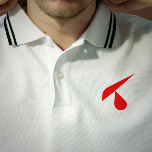Polo piqué bianca con logo stampato lato cuore per staff e negozi