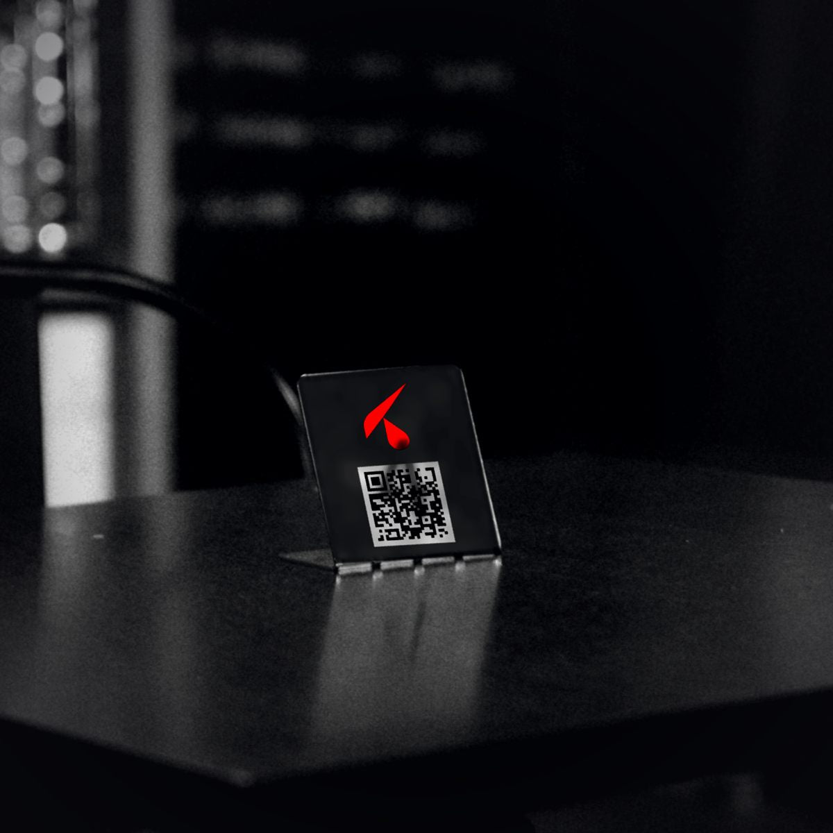 Porta-QR da tavolo nero con logo in un bar