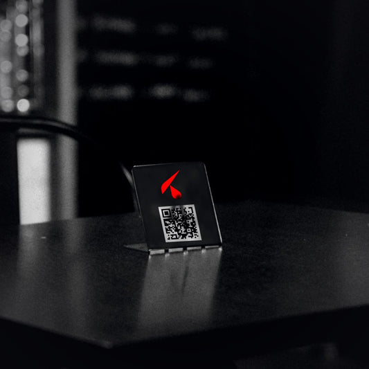 Porta-QR da tavolo nero con logo in un bar