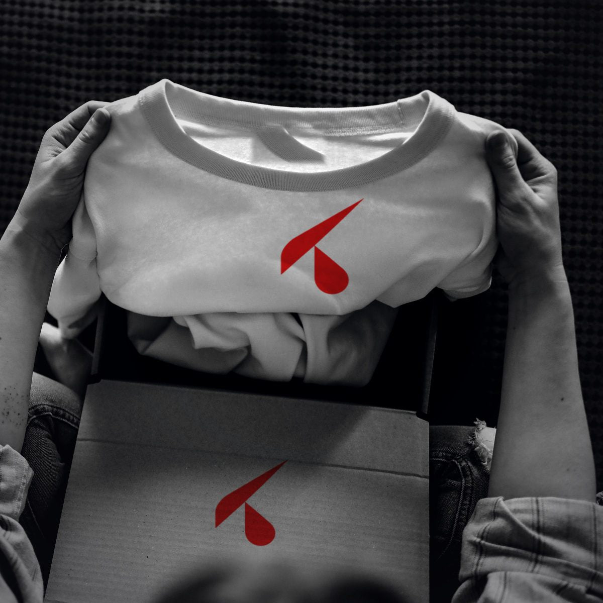 T-shirt pezzo unico confezionata nella scatola di spedizione