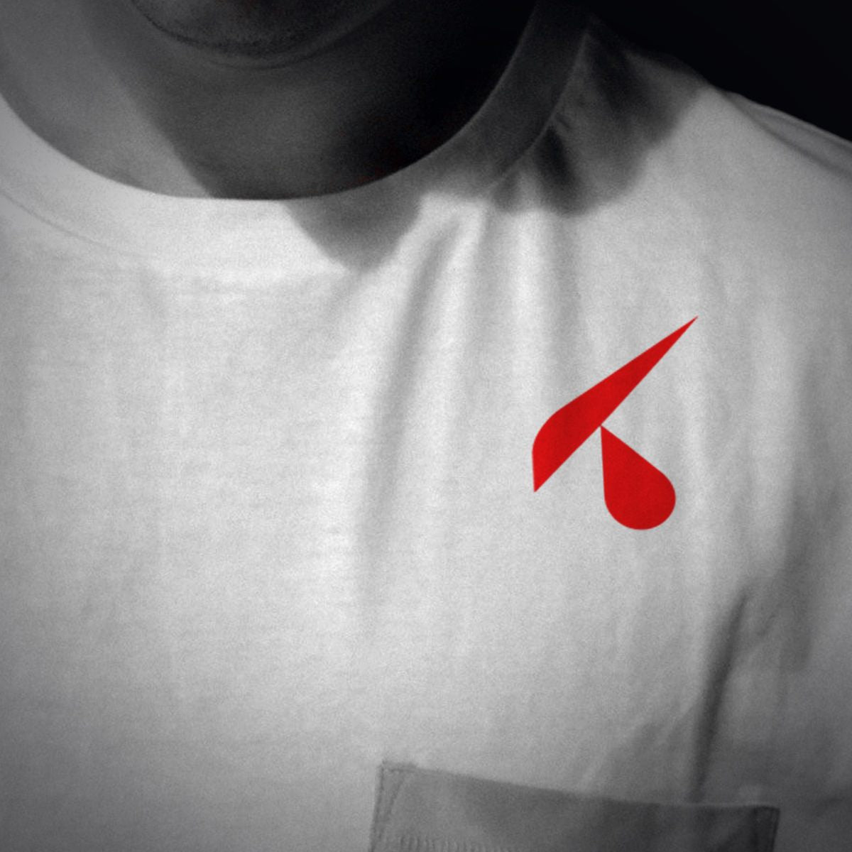Dettaglio della stampa del logo lato cuore su t-shirt in cotone con collo a costina