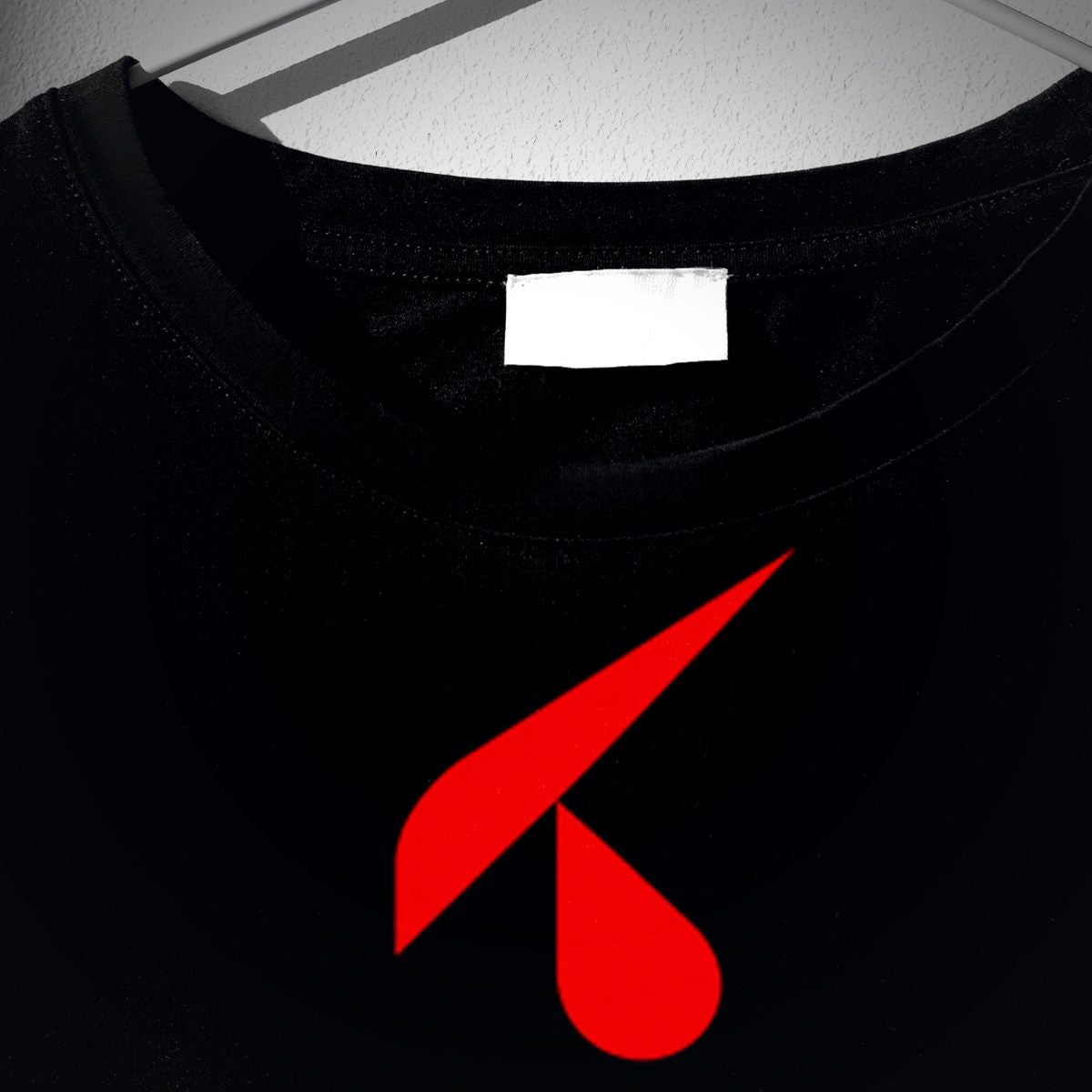 Dettaglio della stampa grande sulla T-shirt Urban nera