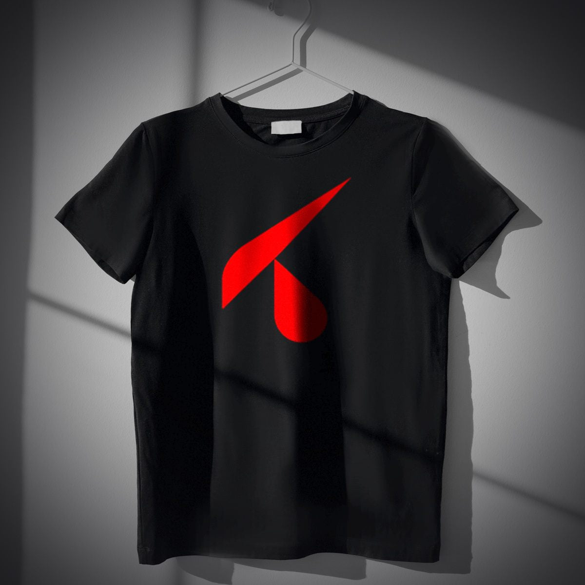 T-shirt Urban nera 180 g con logo grande stampato sul petto