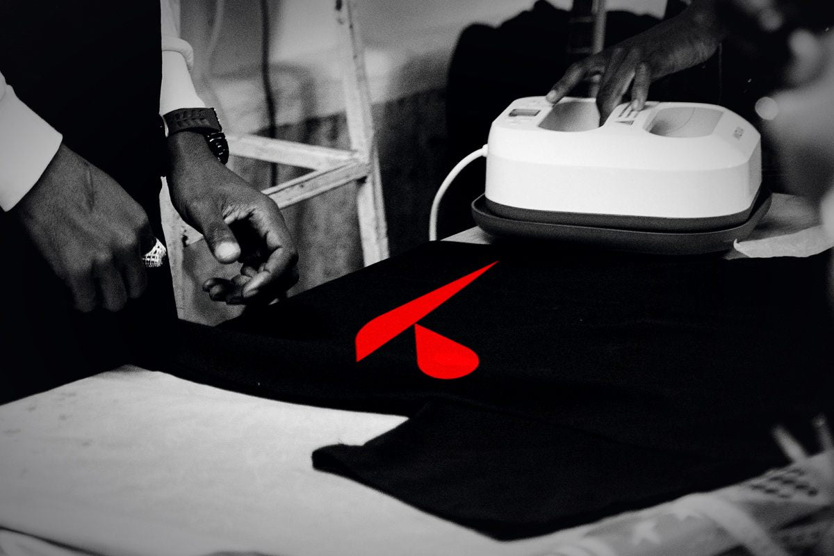 Transfer DTF applicato su una t-shirt con la pressa a caldo