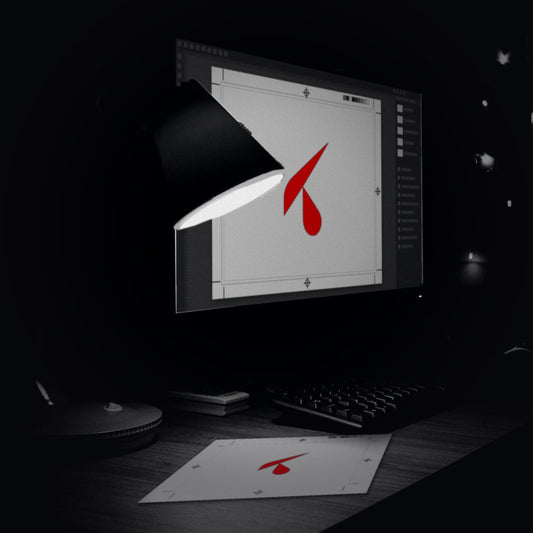 Monitor in studio con l'impianto di stampa aperto: crocini, abbondanze e logo K al centro, prova stampata sulla scrivania