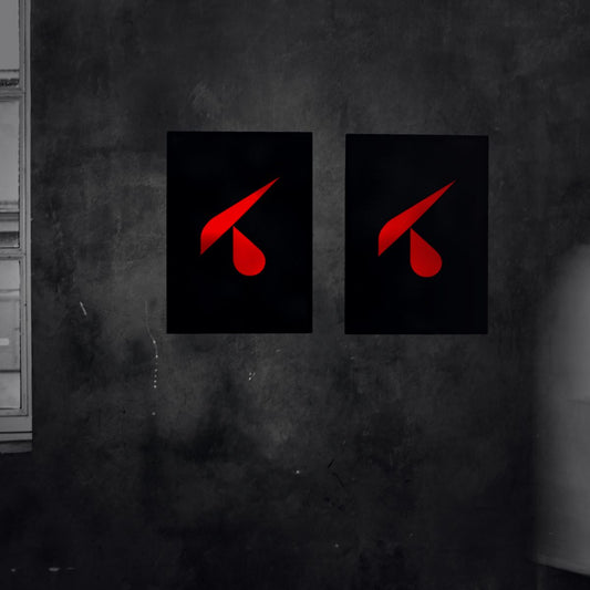 Due manifesti 70x100 di carta nera con il logo K rosso, affissi a un muro grezzo accanto a una finestra