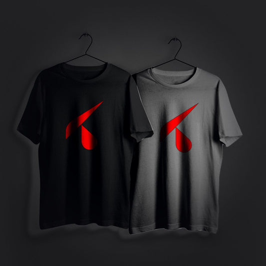 La stessa t-shirt appesa in due colori, nera e grigio melange, con lo stesso logo K Kartograf stampato sul petto