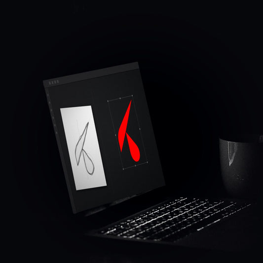 Restyling logo: sullo schermo di un laptop in studio il confronto tra la bozza a matita e il nuovo logo K rosso definitivo